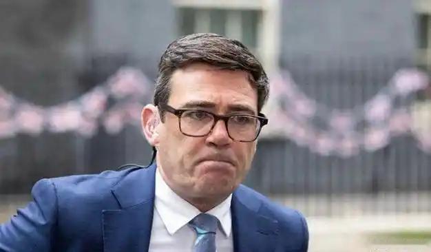 英国强收中企资产两天后，新首相终于发现：
抢来的不是钢厂，是吞金兽。


英国新