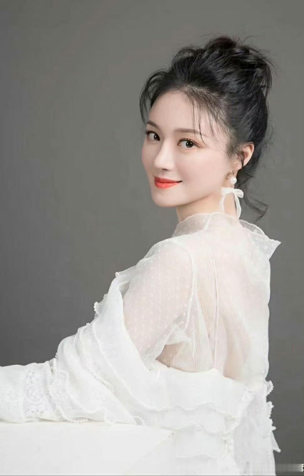 这两年流行的一个词，叫“中年少女”，一般指40岁左右女性，喜欢在朋友圈晒自己生活