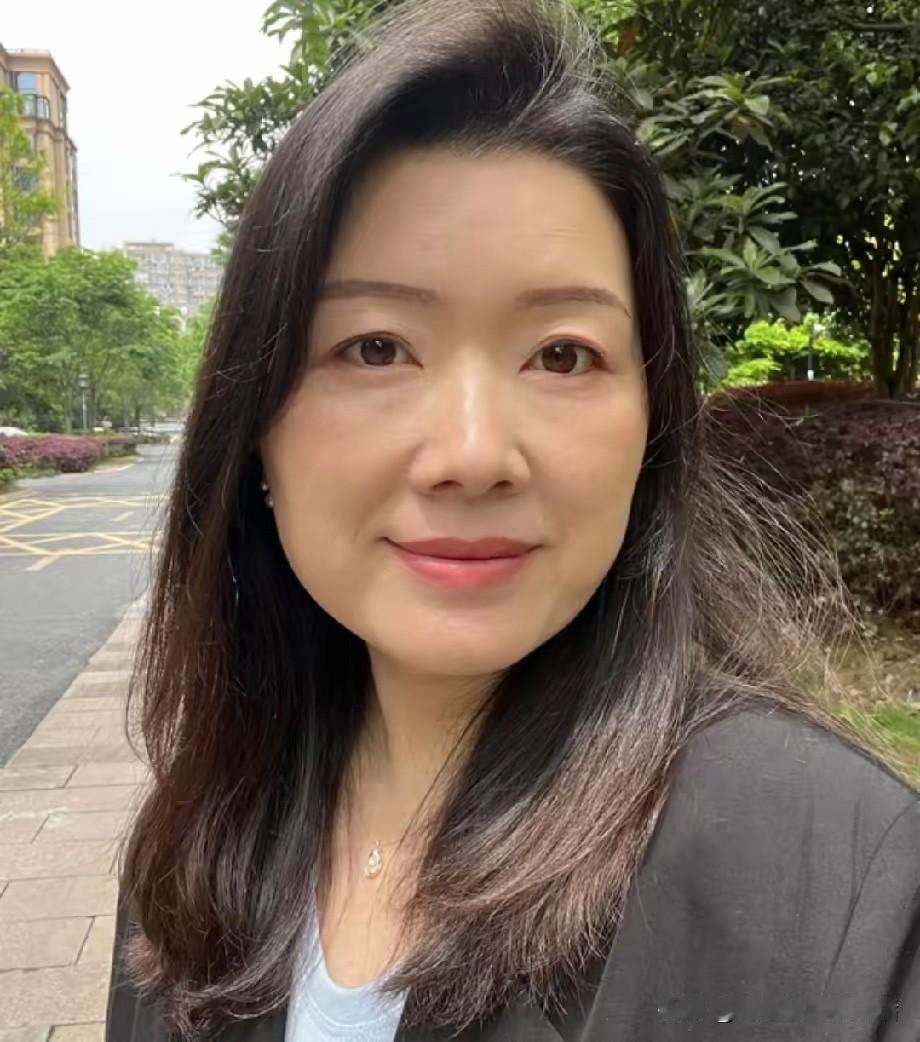在成年人的世界里
根本就没有爱不爱这个词
只有值不值
都是价值交换
你身上有我想