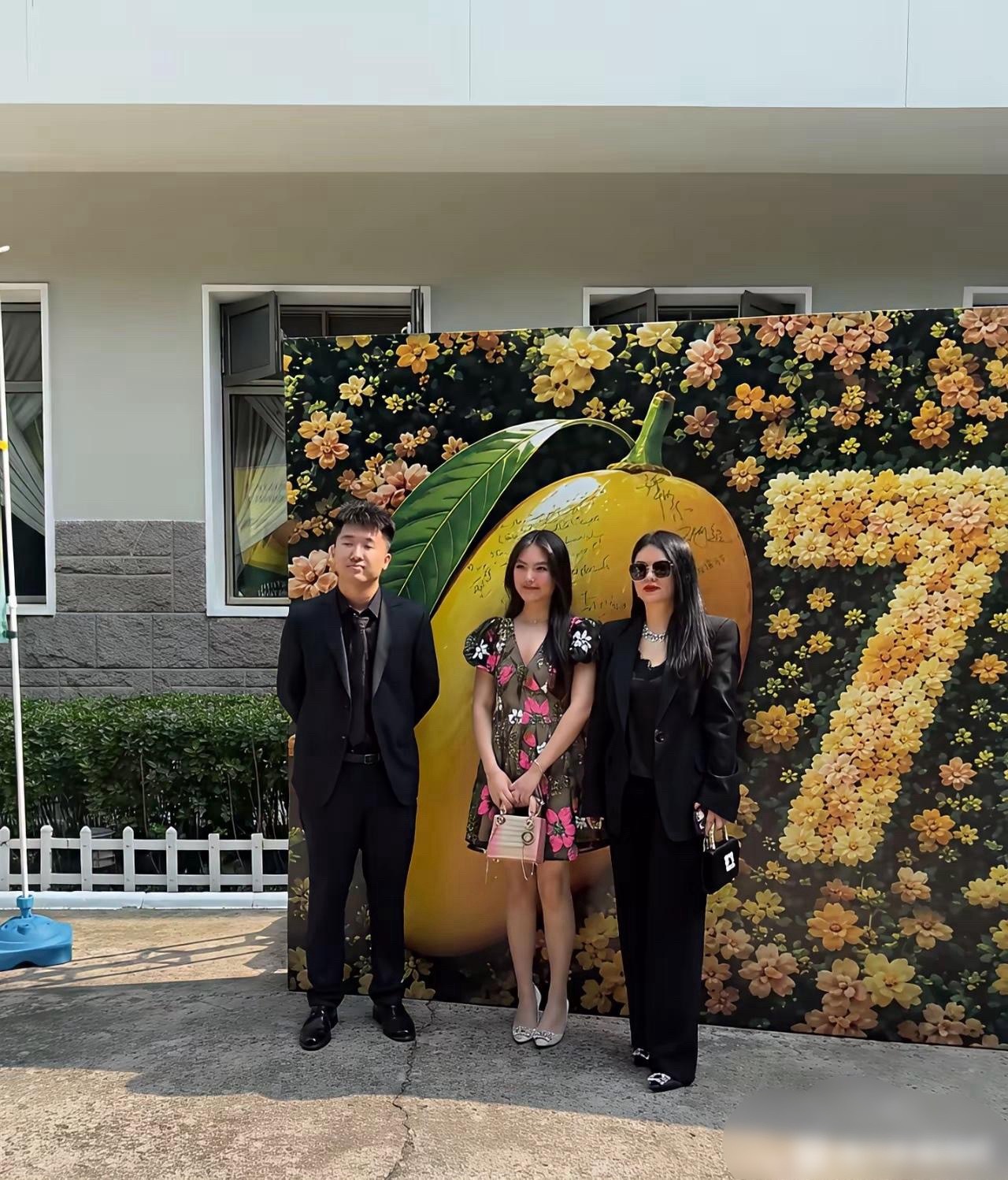 李湘带王诗龄现身巴基斯坦芒果节，母女俩瘦得我差点没认出来！李湘一身黑西装墨镜加持
