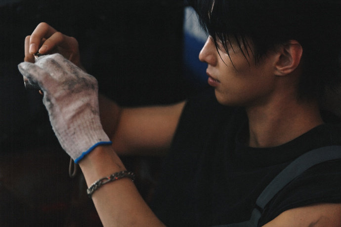 何与说话一股辣条味 何与护目镜黑无袖拽感酷哥 何与护目镜黑无袖拽感酷哥，何与说话