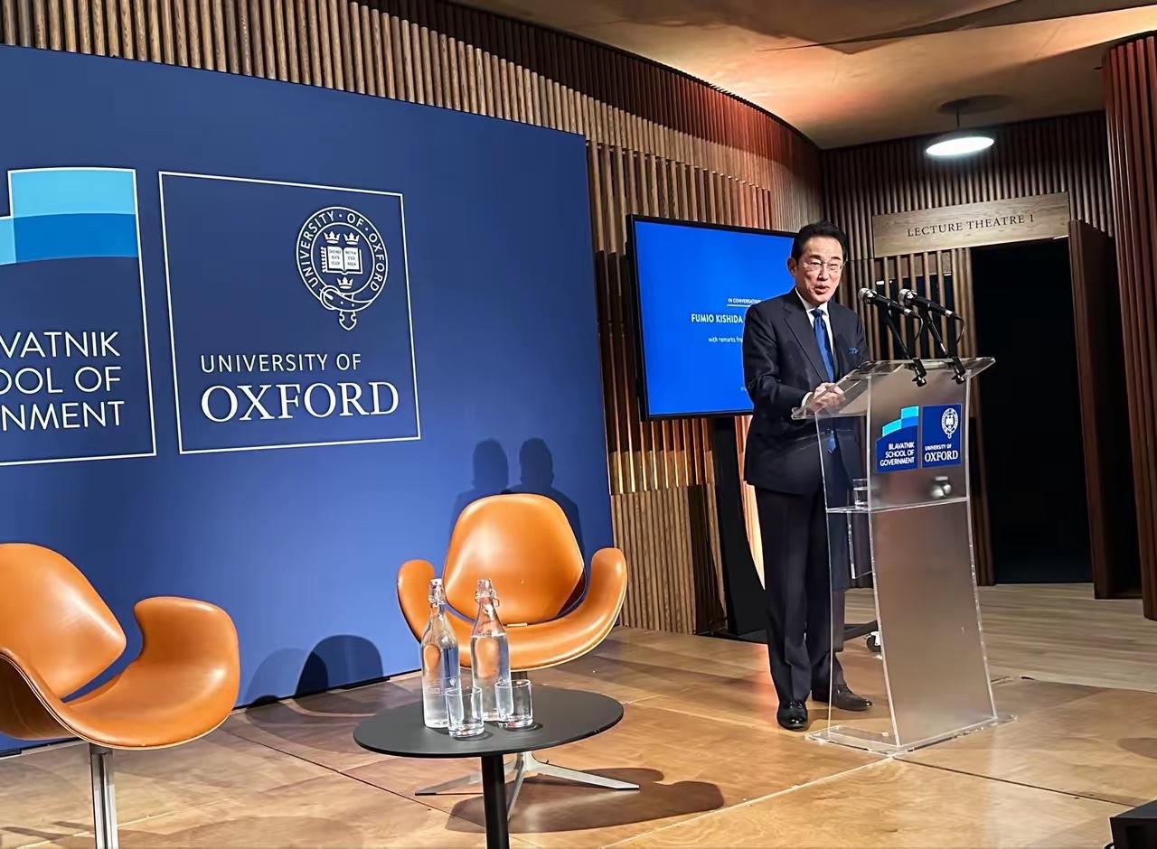 日本前首相岸田文雄今天（10月20日）写道：“我正在英国出差。今天在牛津向未来担