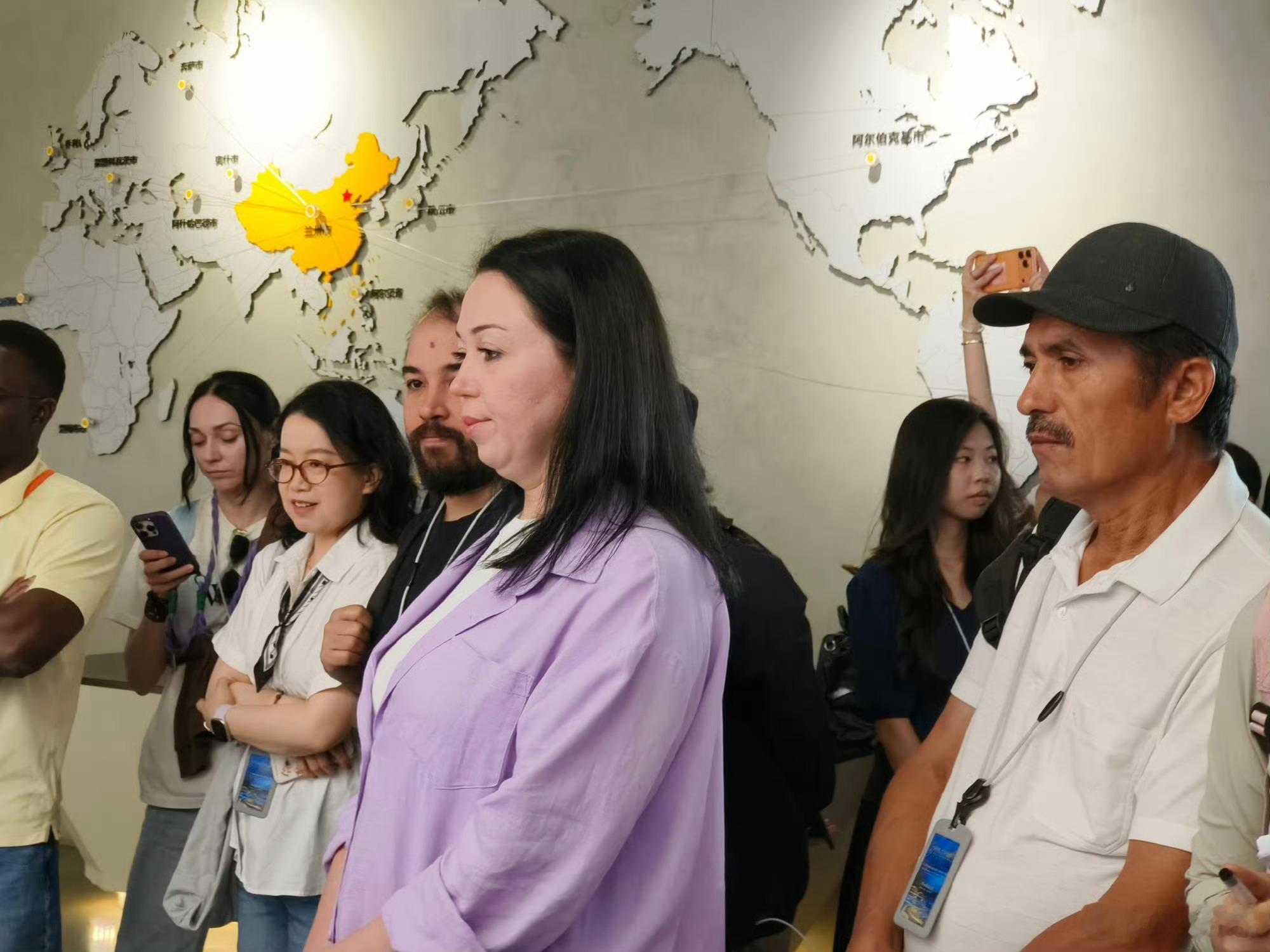 六大洲媒体人打卡兰州城市规划展览馆 兰州国际传播交流周走进城市规划展览馆 7月1