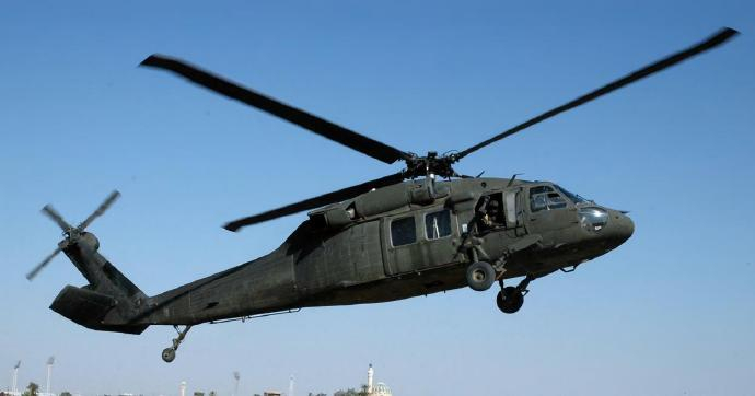 每天认识一件兵器 美国UH-60“黑鹰”通用直升机UH-60是西科斯基公司研制的