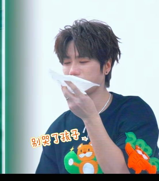 陆虎跪谢歌迷绝了！亲眼看到我担跪下谢歌迷的含金量，谁懂啊， 不是轻飘飘的鞠躬，是