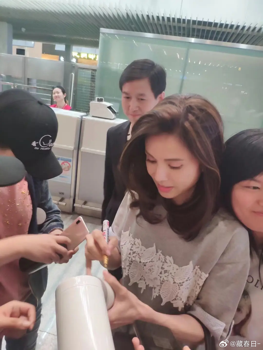 李若彤胖了之后好像更漂亮了，一点儿也看不出60岁了，不愧是国民女神 