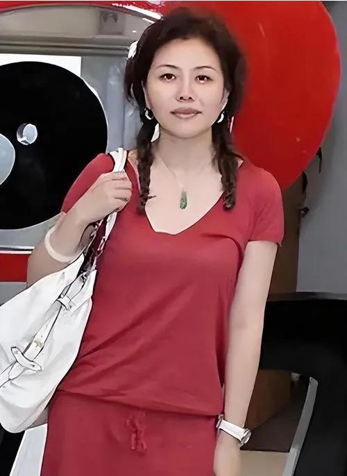 2015年，她突然从荧屏上消失。没有公告、没有解释，悄悄地从大家眼中退场，谁能想