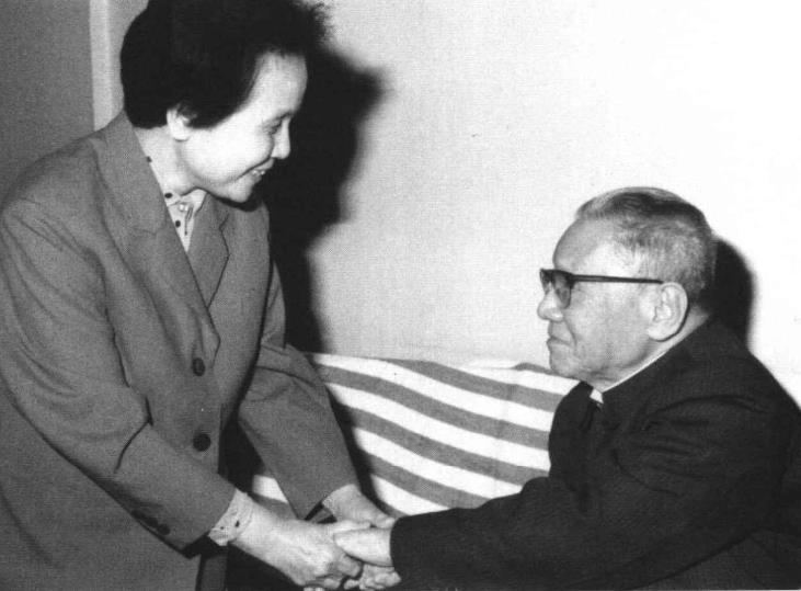 1985年，朱良才85岁寿辰，彭真夫人张洁清前来贺寿。
