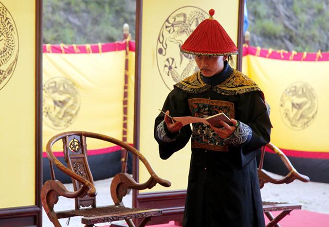 和珅的记忆力惊人，据说乾隆十几年前说的话，他都能一字不差背出来。
记忆力好的人，