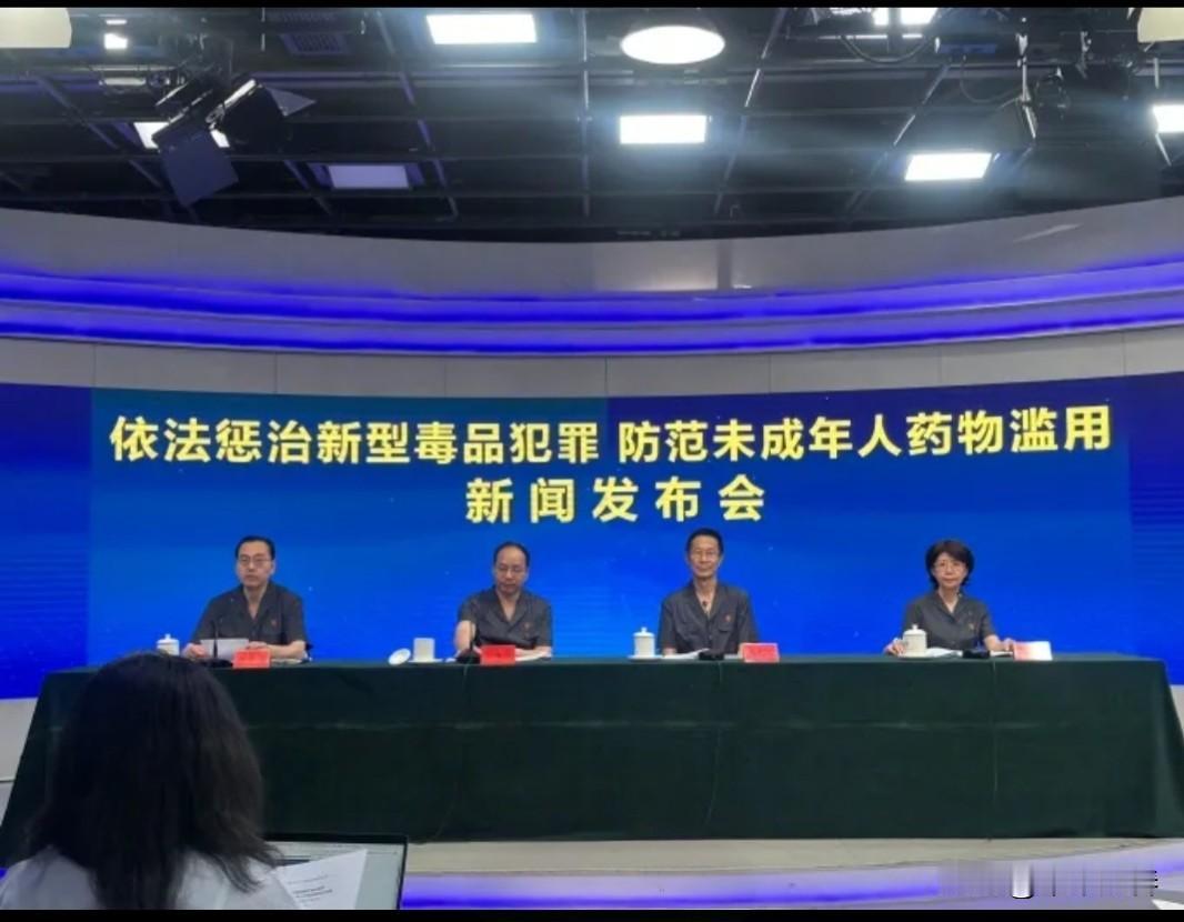 6月25日报道，一男子与一名17岁女生超剂量服用处方药，见女生意识模糊，男子就起