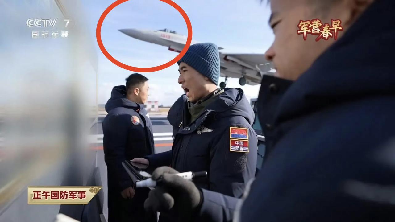 歼-15T弹射型舰载机很早就悄悄露面了，只是很低调，大家没有太多注意。

这是前
