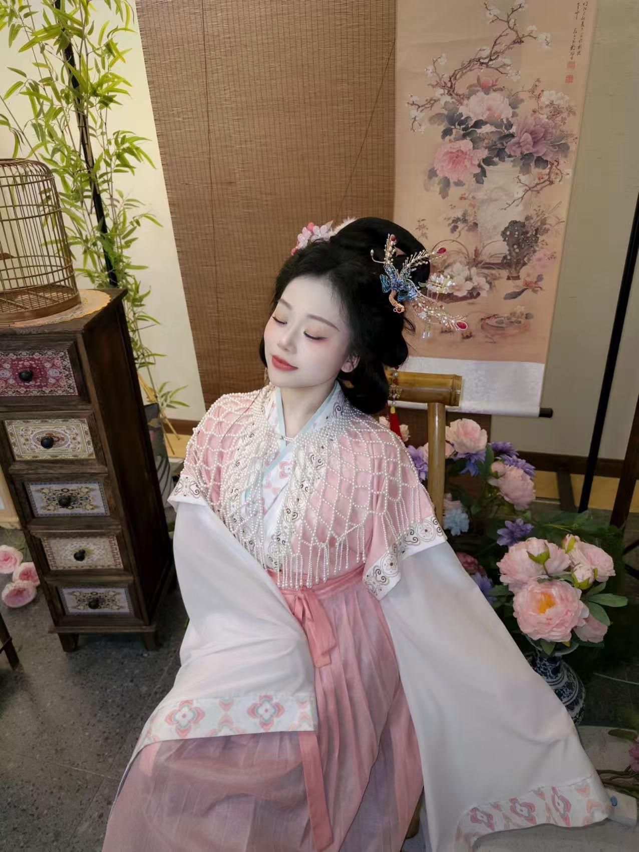 “忽见粉蝶潜入窗”