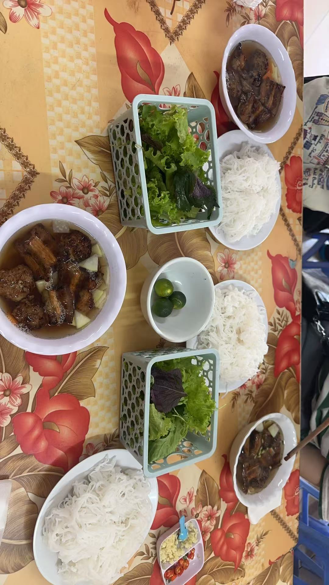 河内的吃还是比较新鲜且便宜的，这一顿人均 11 元。 