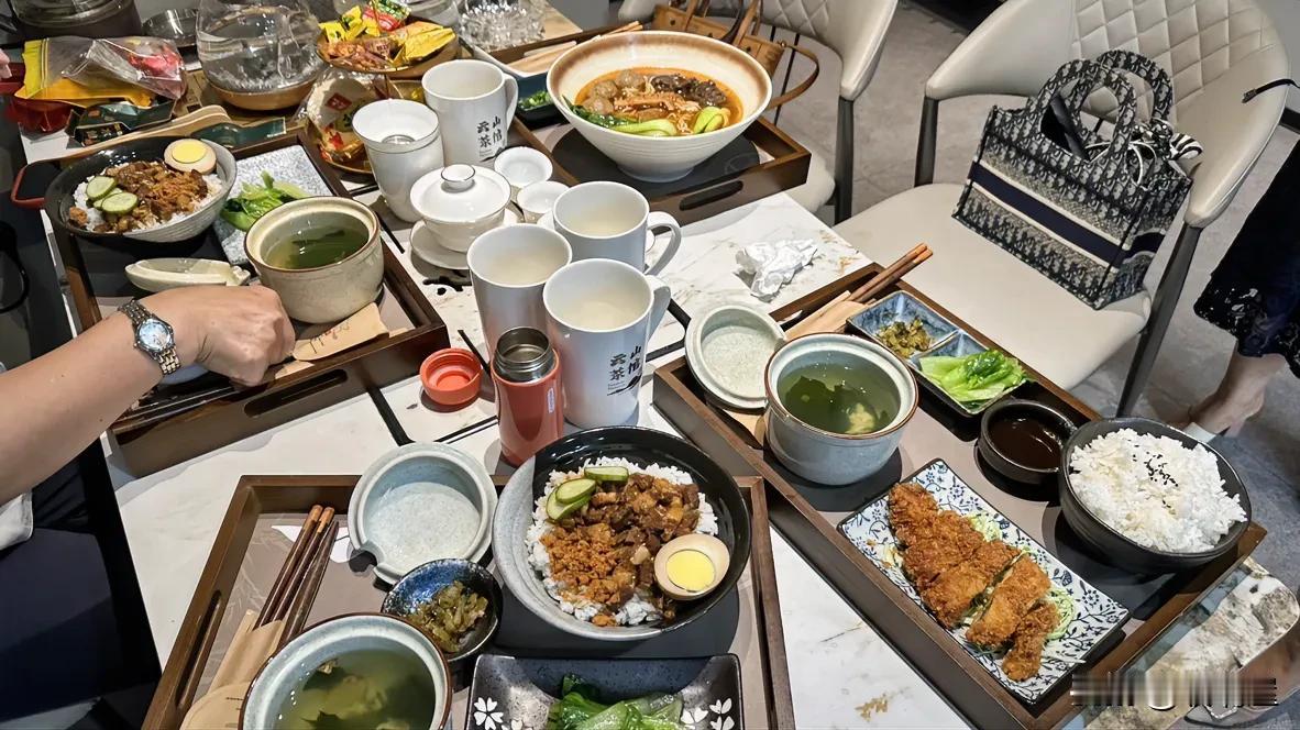 这是麻将馆188的套餐，四份。米饭有点硬，别的都还好，朋友说面好吃。我还特意说不