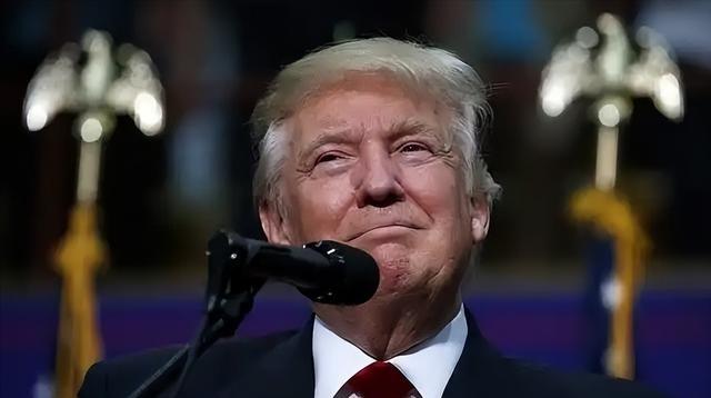 华盛顿的政客们这回是真的慌了。谁能想到，不可一世的美元霸权，竟被伊朗逼到了悬崖边