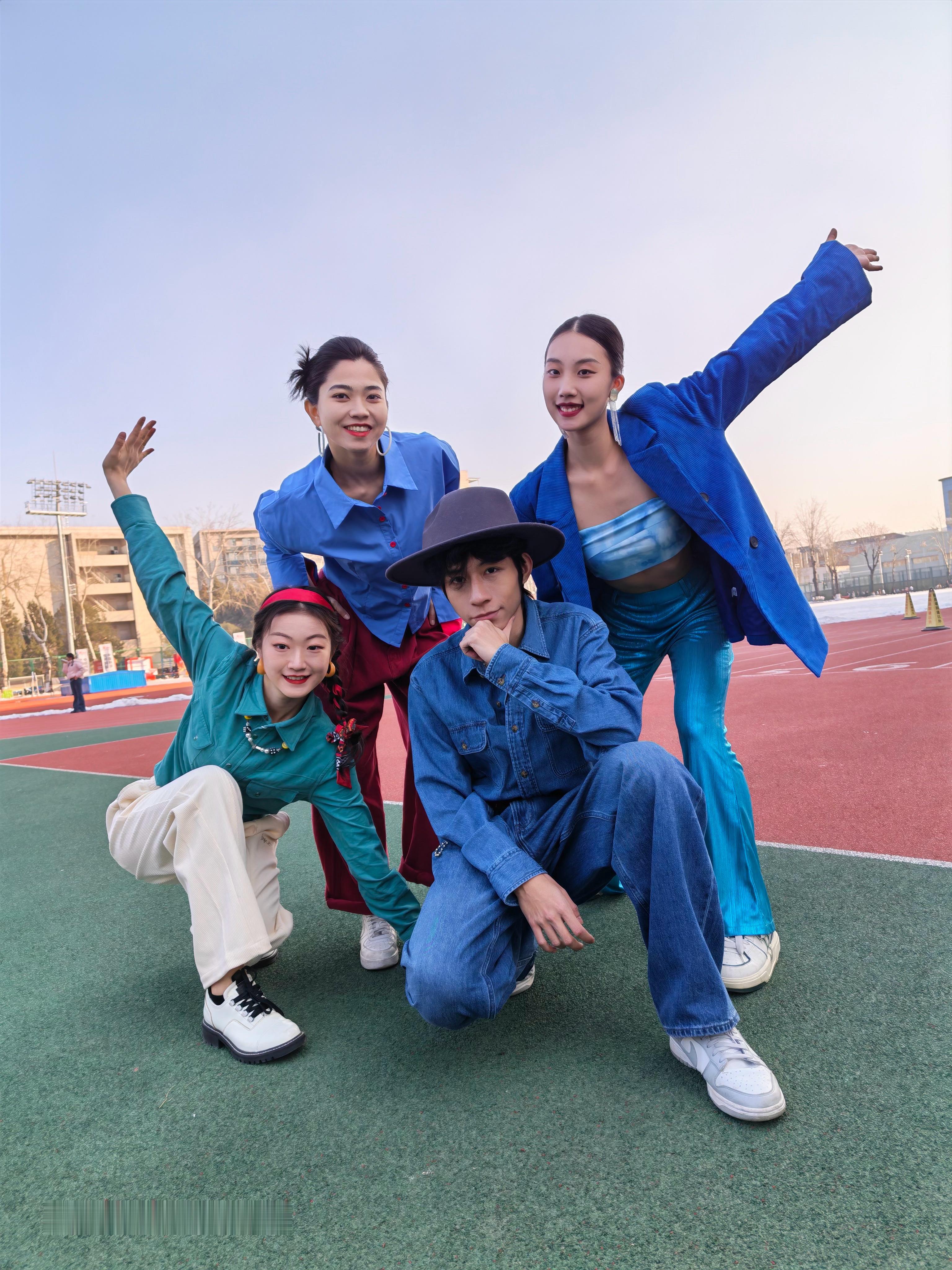 新年和荣耀500一起舞摆一起Live看到荣耀和大学生们拍的《一起舞摆》，好感动！