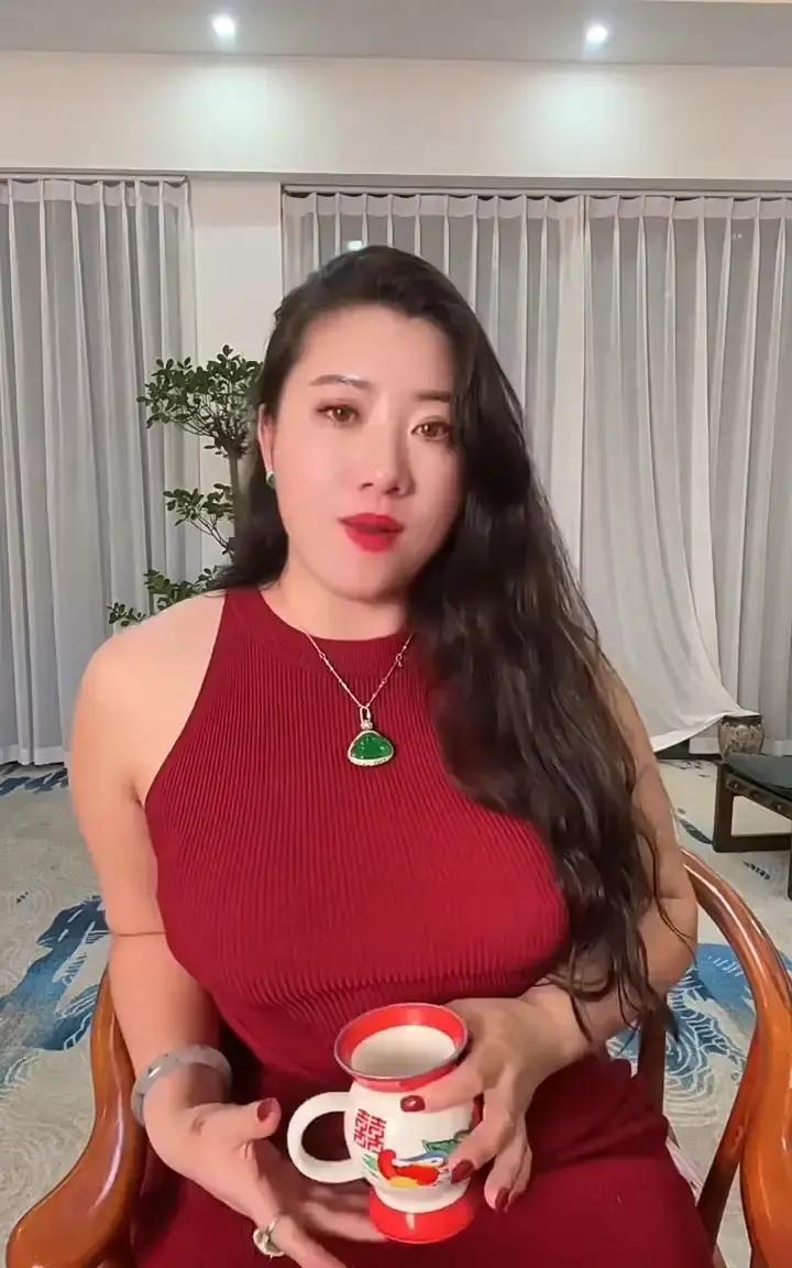 上海地铁早高峰，一位穿西装的大哥突然晕倒，车厢里瞬间安静。

旁边两个小伙一个按