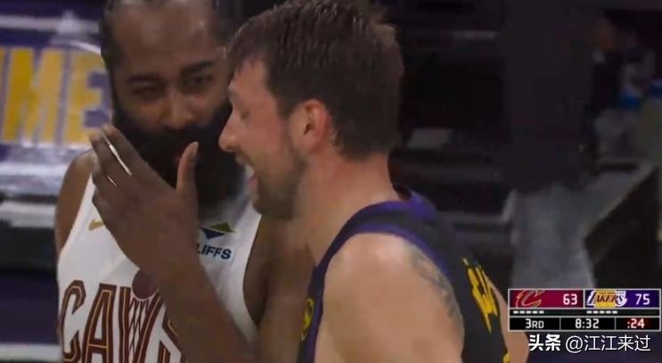 哈登在第三节偷偷跟东契奇密谋什么？导致骑士第三节直接溃败！
最终骑士113比12