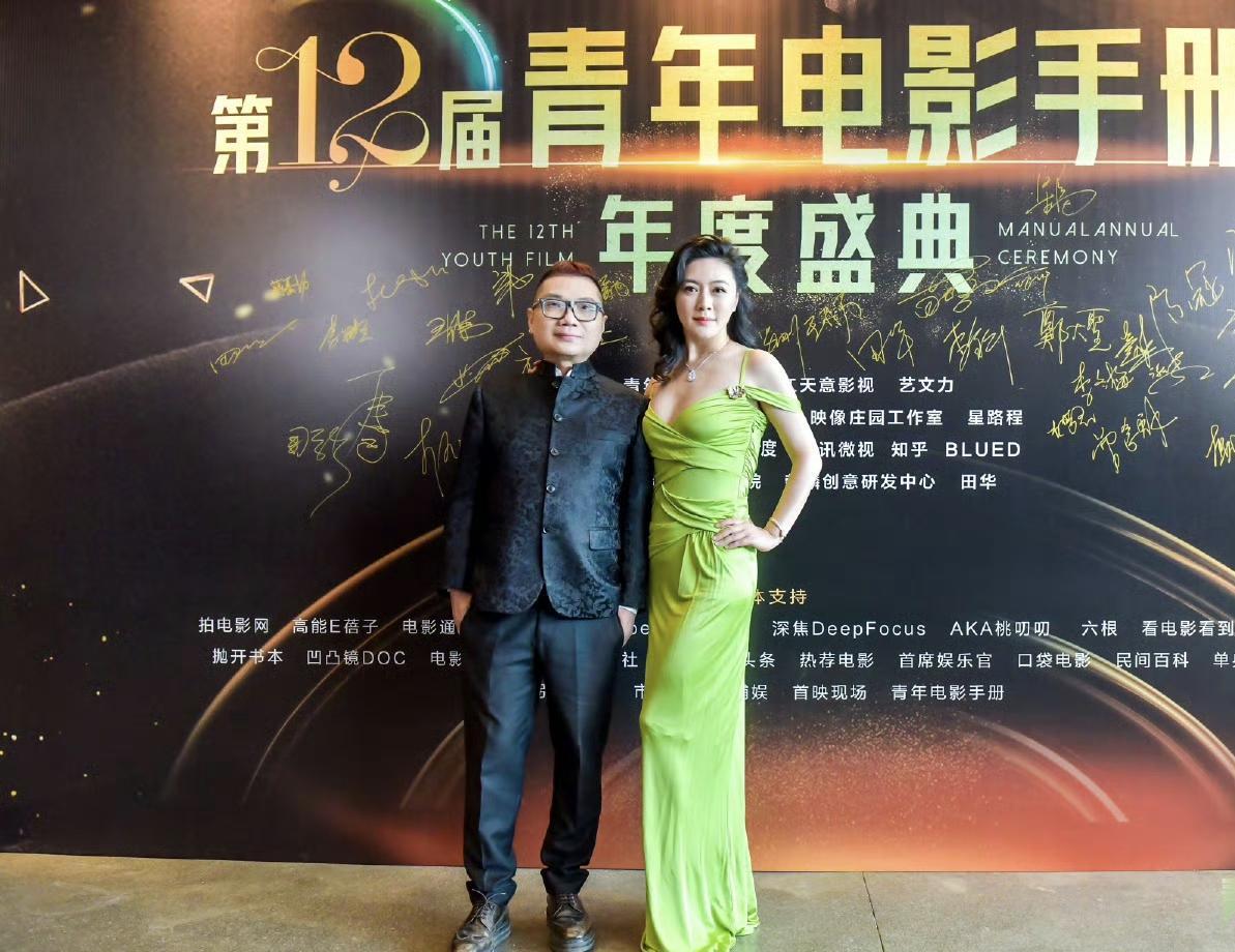 他越捧她，她的戏越没人看。
当红编剧程青松，偏偏对市场遇冷的女演员田海蓉，力挺了