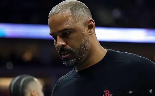 只会八人轮转，给乌杜卡再好的阵容也没用！
今天火箭队背靠背打国王队，伊森选择在本