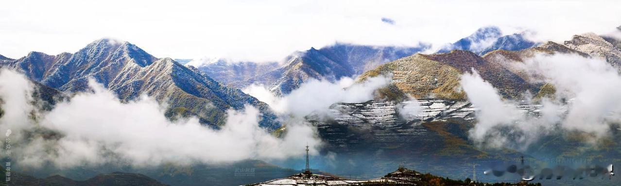 寒露后随笔
a
翻开朋友圈的午后，
突然撞入满怀风雪，
南国梧桐叶落的深秋，
北