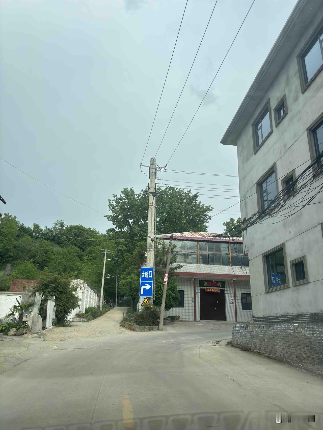 长安区大峪，听说车辆不能进去，路口看交警挂的牌子，只是说限高，九座以上客车不能进