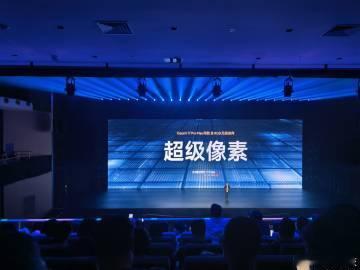 这块屏幕整体表现是不错的，材质、像素密度、亮度等等，都是旗舰水平