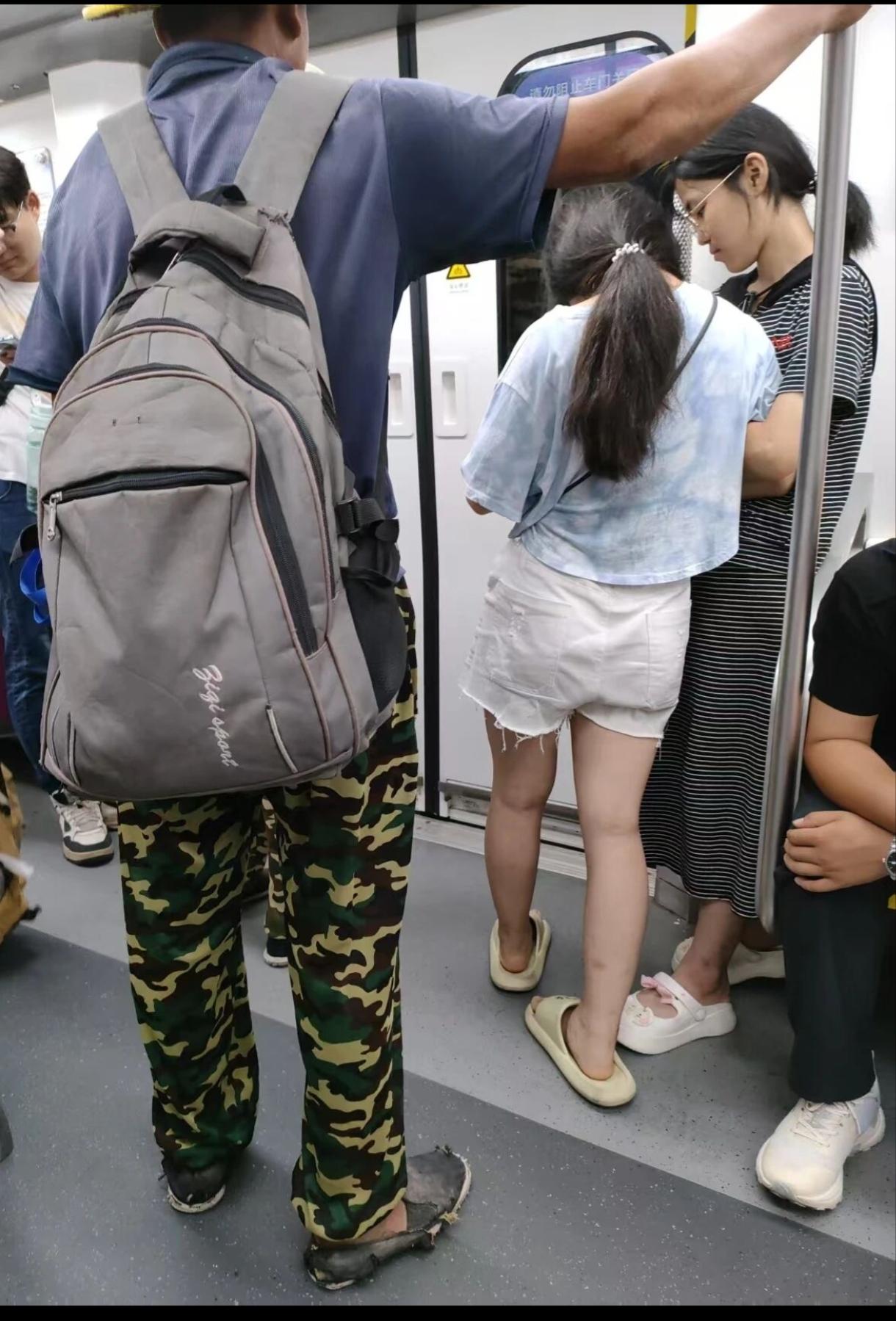 这么破的鞋子都舍不得扔[流泪]这个背包也有明显破损，买一个新的也花不了多少钱，可