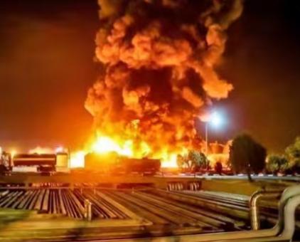 中东灾难将至，伊朗几十个大型储油设施遭到打击，伊朗高层指责美国道：美国这就是典型