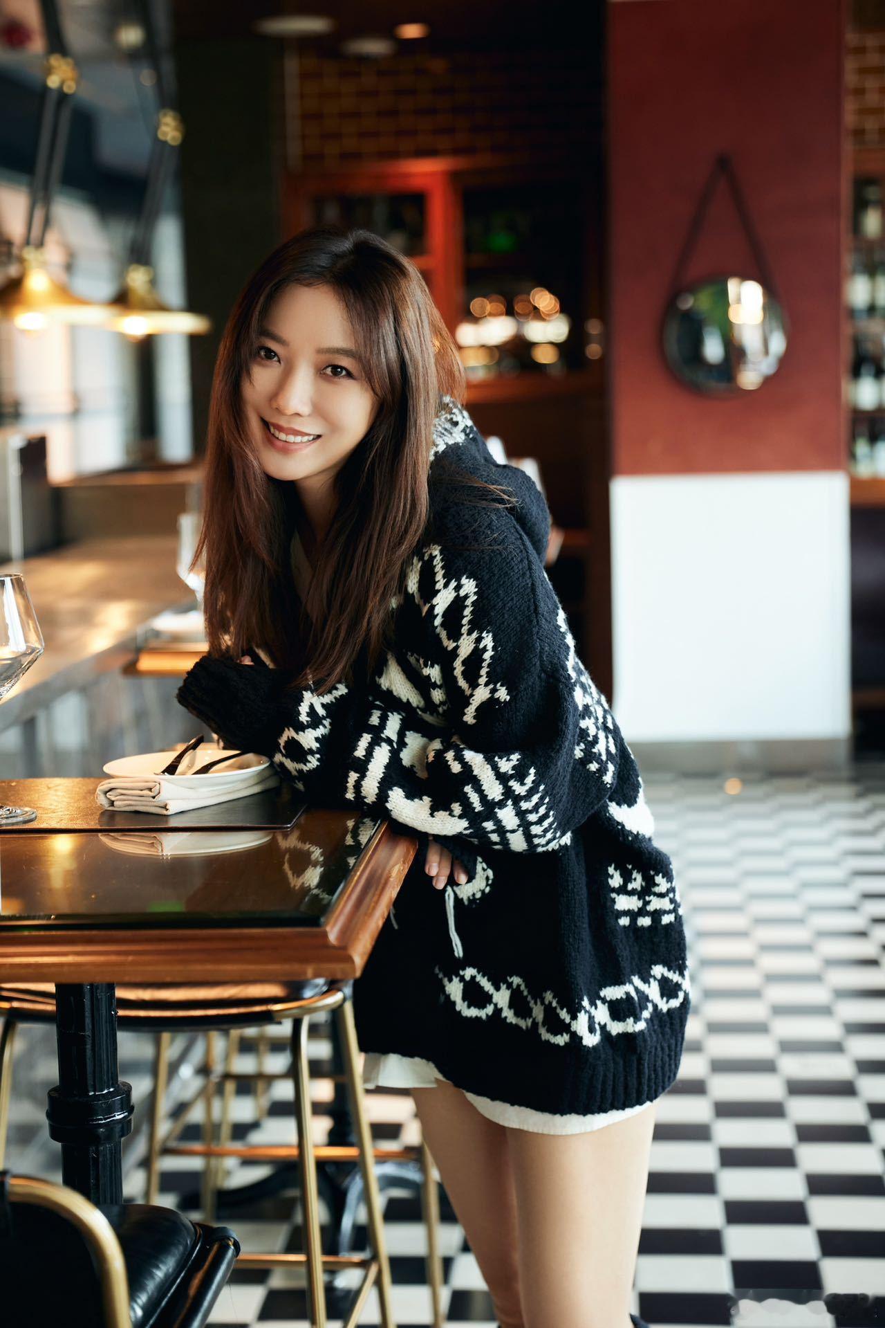 #王珞丹 资深熊猫爱好者# 王珞丹是熊猫的忠诚伙伴，资深熊猫爱好者的她用爱陪伴熊