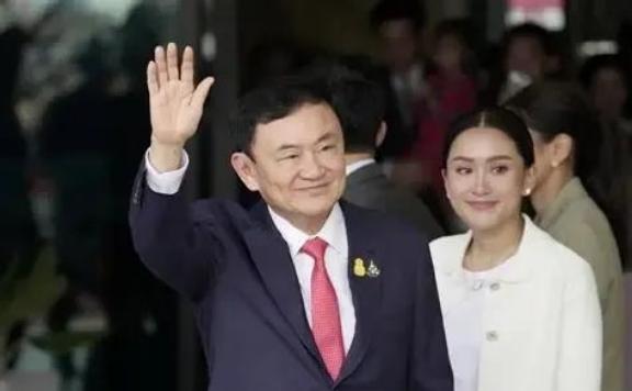 泰国军方持续施压，总理女儿面临下台危机，他信终于出面表态，已与洪森恩断义绝！
 