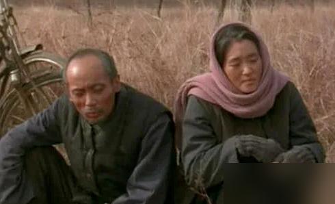 5万块买断《活着》，张艺谋当年这一把，压根没打算在国内回本。他是在下一盘“绝命棋