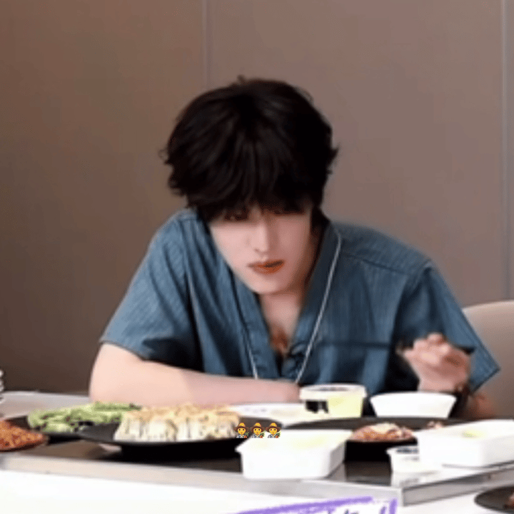 宝老师说明书之一：食物要保证送到后槽牙上！所以，吃东西先歪嘴！ 