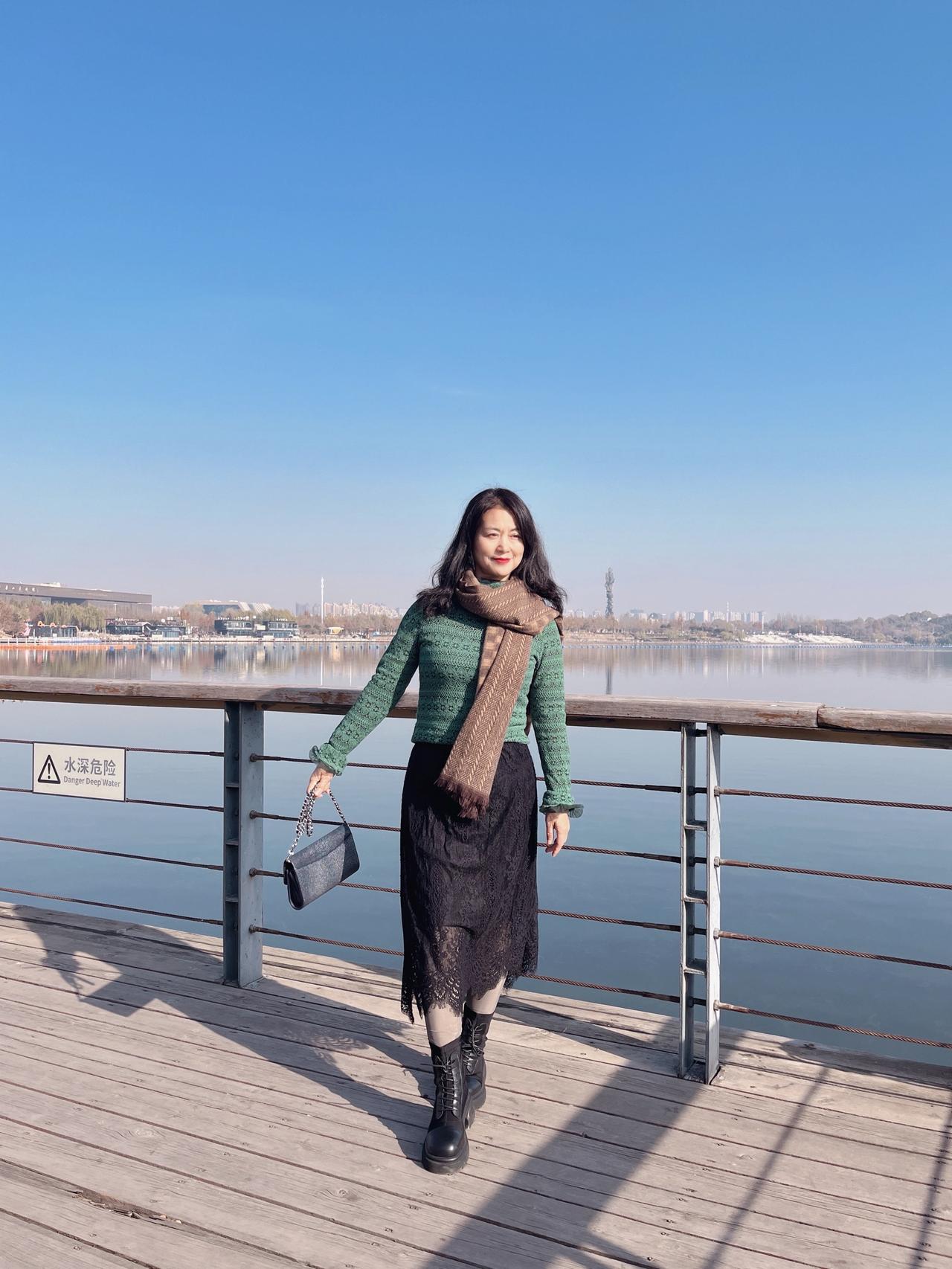 人生一趟，仅次一次，自己怎么活，自己定义，该吃吃、该玩玩，生活不就是一场华丽的冒