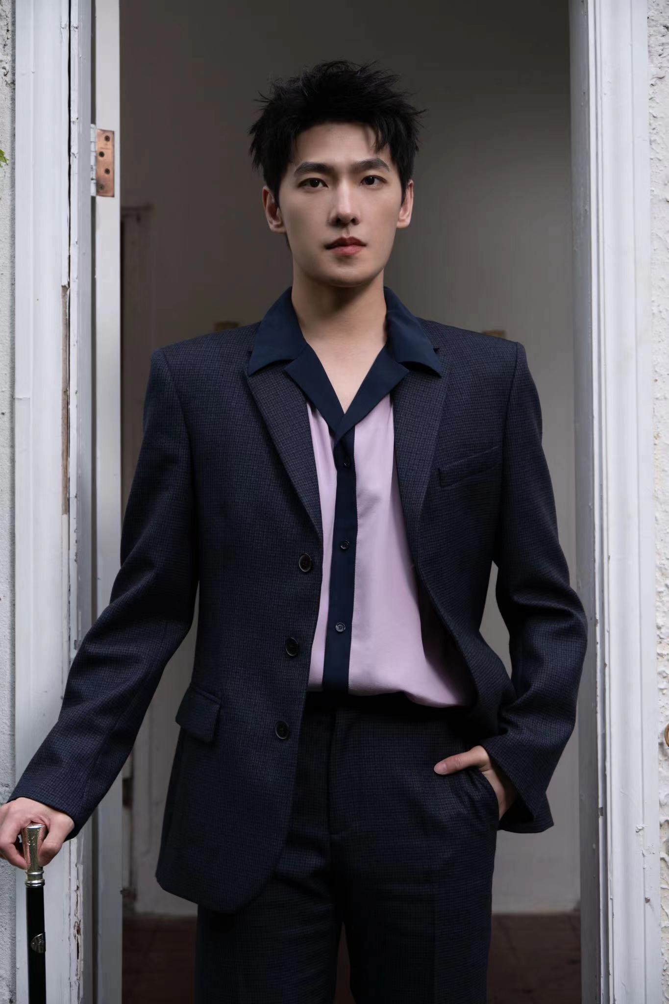 #杨洋镶银手杖#杨洋最新活动造型，镶银手杖真的别太帅好吧，西装手杖造型有那味了，