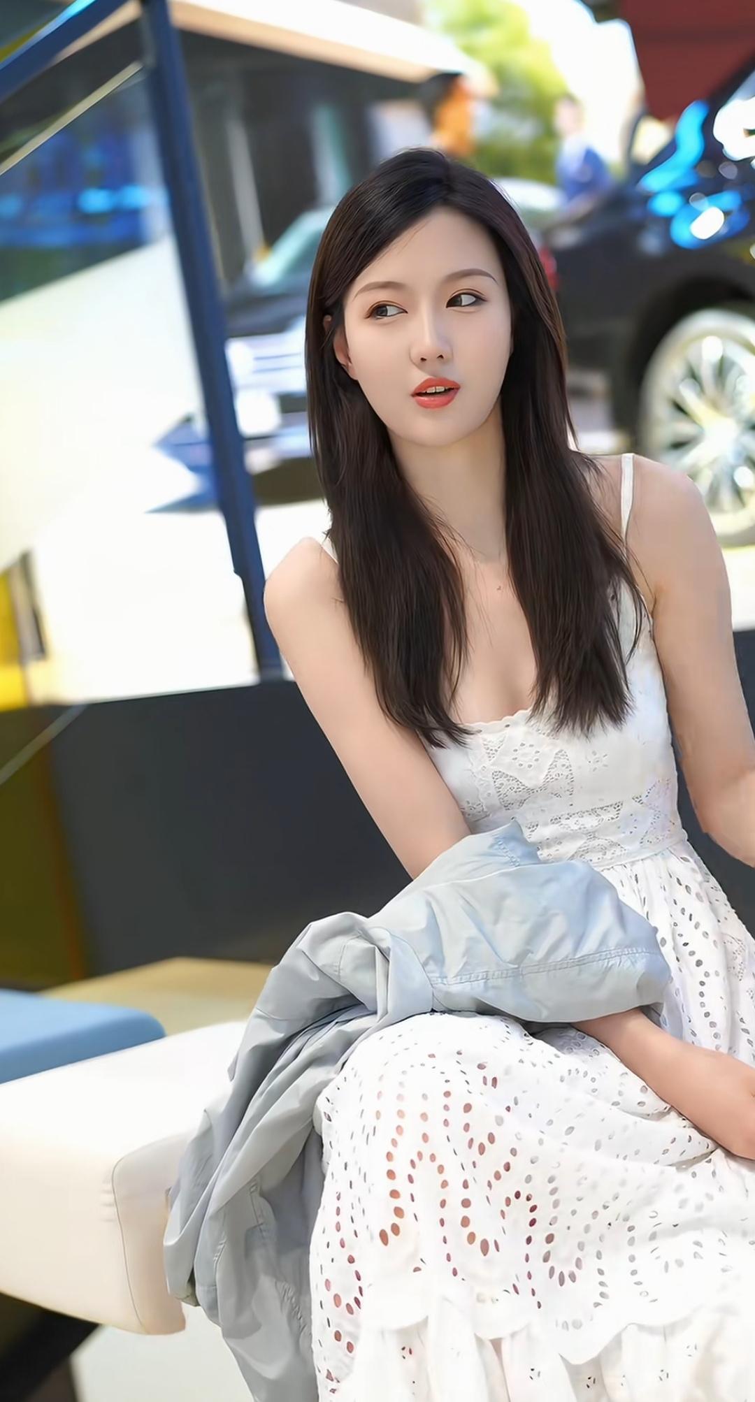 优雅白裙少女，车旁静坐，甜美可人