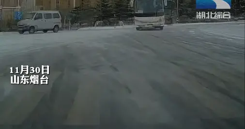 大巴险成马路杀手，失控“飘移”打圈，朝等红灯的私家车迎面而来