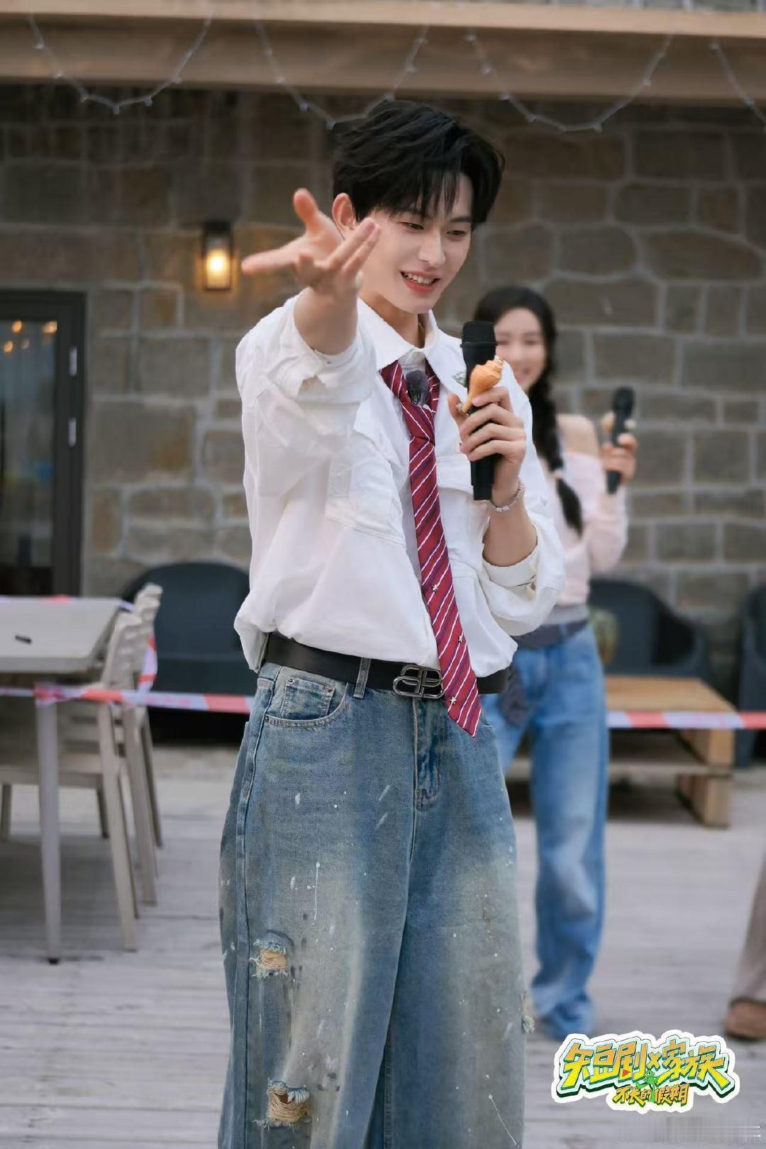 陈添祥解锁综艺新副本陈添祥解锁综艺短剧X家族 短剧演员集体团建！陈添祥解锁综艺短