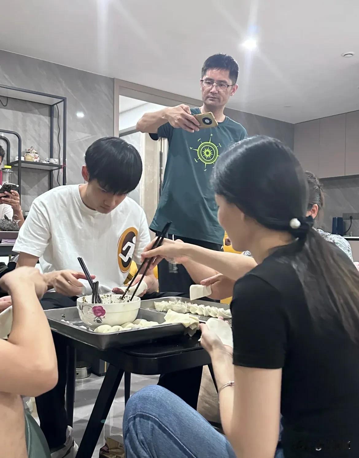干饭哥，包馄饨啦！
从他表姐发的图，我发现3点

1、看装修家里条件还是不错的！