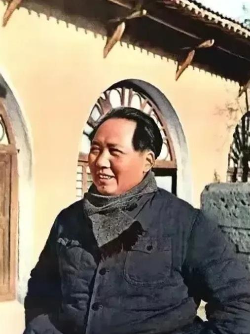 1937年夏天，毛主席住在延安凤凰山麓。
一天黄昏，警卫员翟作军坐在院子里看报纸