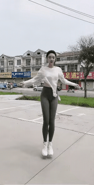 这个女子跳绳真棒，身材超好，值得学习。