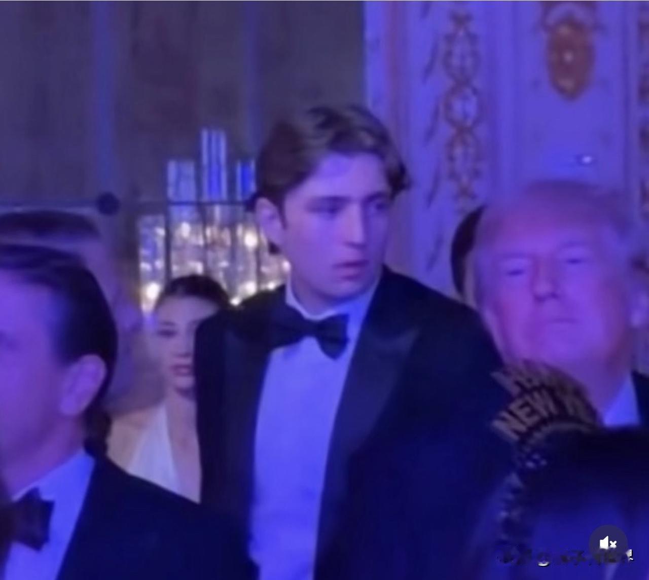 巴倫的新髮型💇
Did you like the new haircut?
