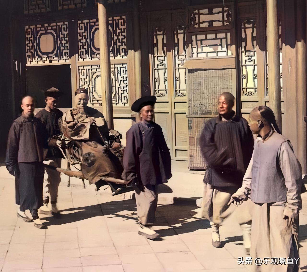 一九零一年中，在直隶总督衙门坐软轿出门的李鸿章。这而非演戏，也而非电视中的演员所