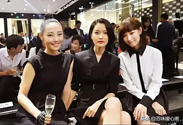 哇，中间的杜鹃长着一张高级脸，简直就是“合影杀手”，这种脸型的女孩子都很上镜，右