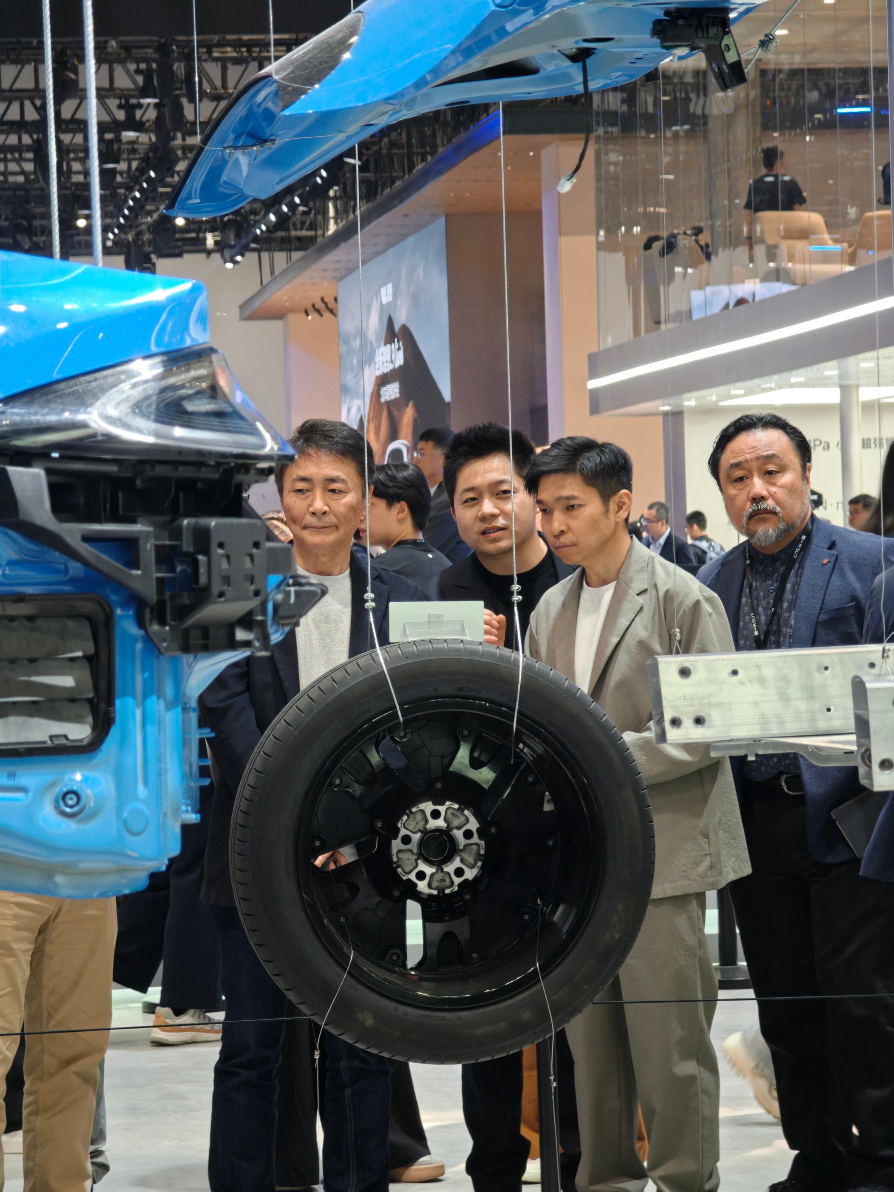 《GT赛车》之父山内一典亲临北京车展小米展台现场，和小米汽车设计师李田原交流！ 