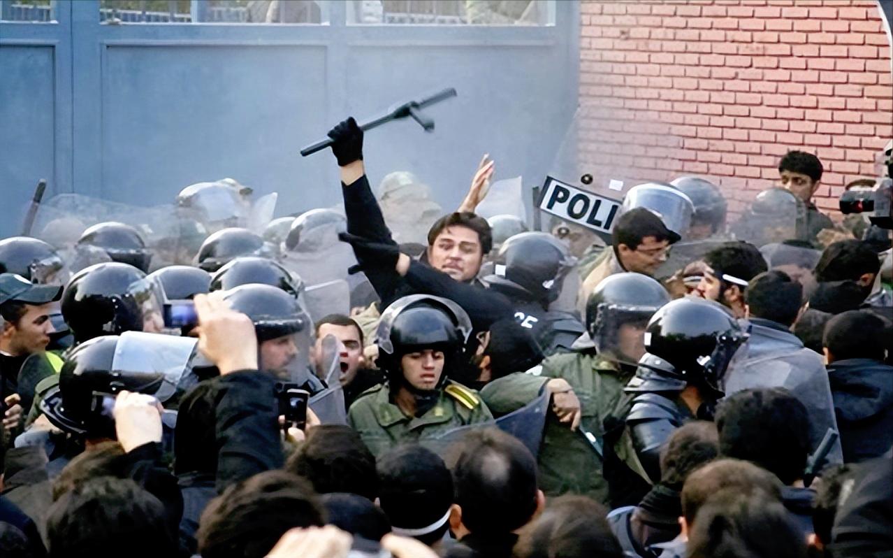 当不成总统了？2026年刚开头美国就没安生过，特朗普的日子更是难上加难，一边是国