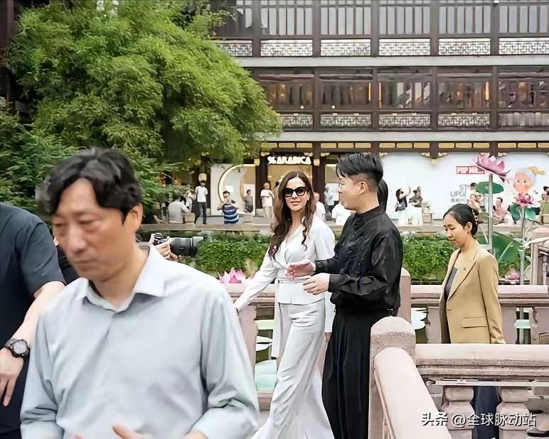 武契奇夫人戴着黑色墨镜，搭配浅灰色的衣服，显得自信大方，美丽动人，整个人的精神状