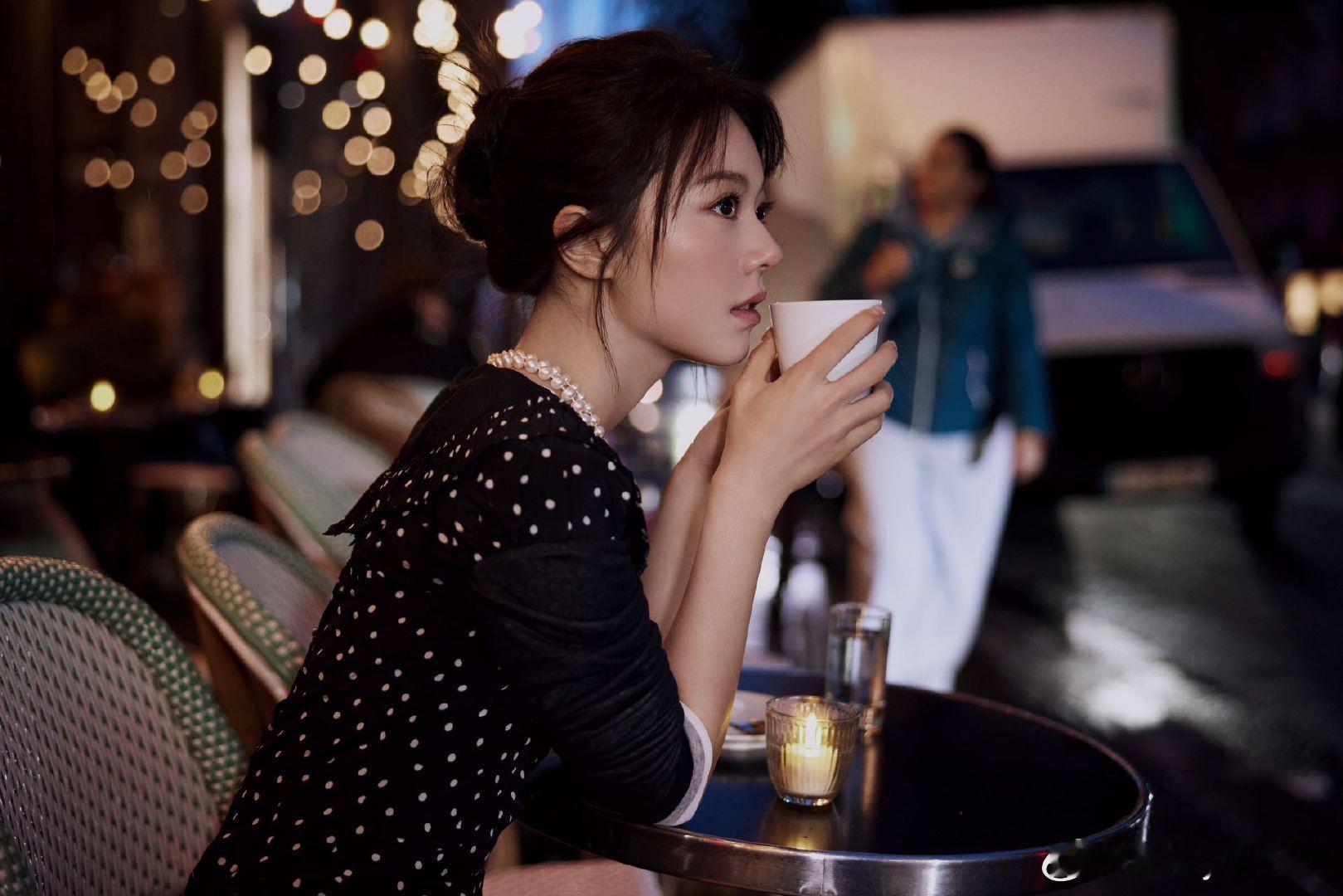 #赵今麦古典珍珠叠戴造型# 赵今麦好有古典美人内味啊，漫步在巴黎街头也太有氛围感