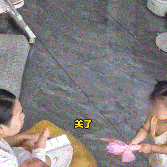 河北，一妈妈在家独自带俩娃，期间抱着二宝时，这大宝想跟妈妈玩，就拿着泡泡枪对着妈