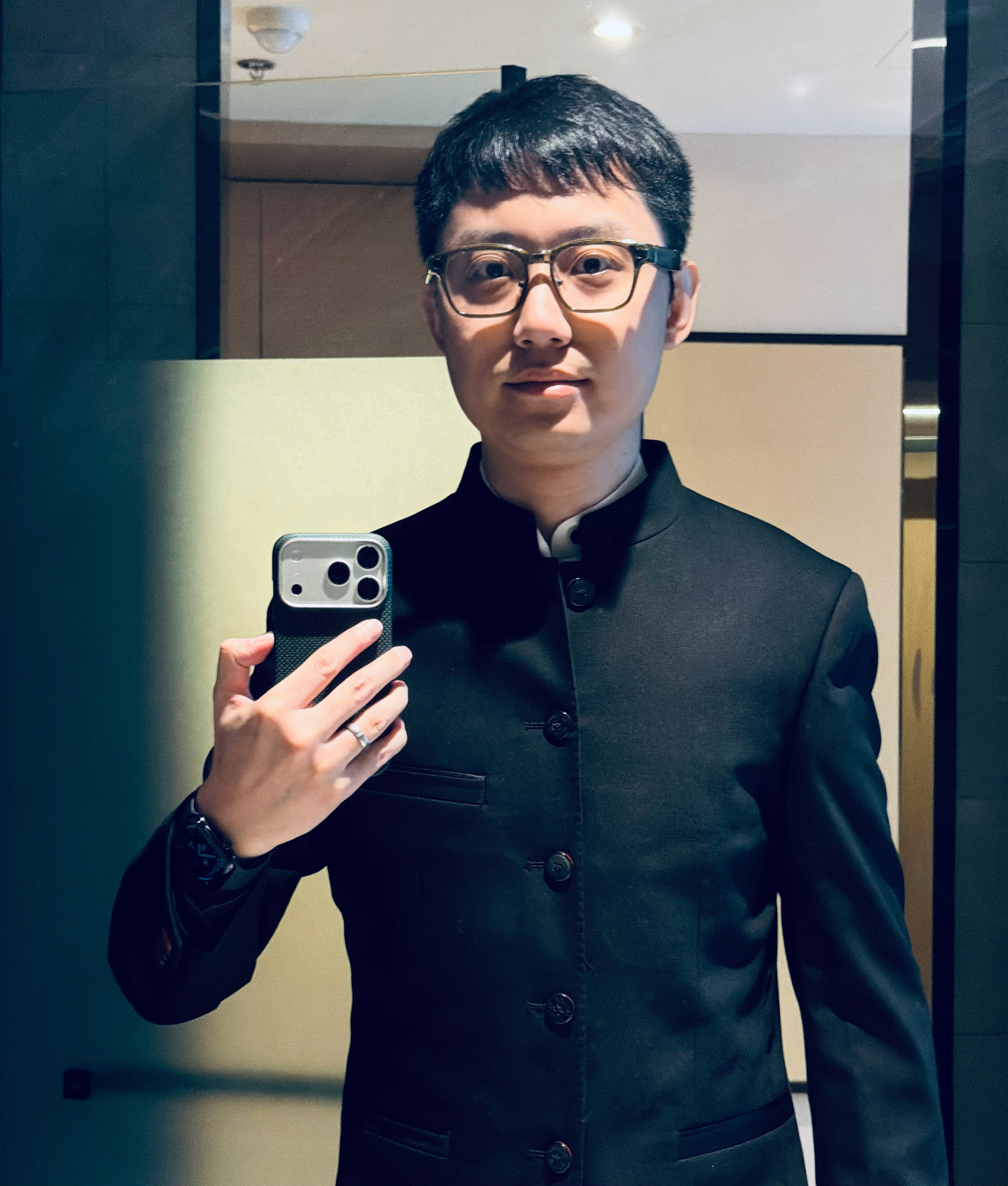 额..保密会议不能拍照不能录像，但是要求穿正装，上次穿正装还是八年前结婚…西服穿